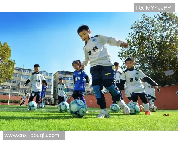 孩子们在绿茵场上尽情挥洒汗水踢足球收获快乐与友谊的成长之旅