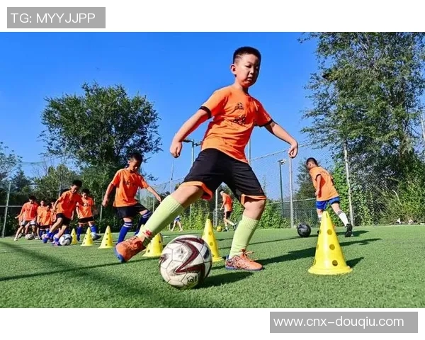 青少年足球培训班助力孩子们健康成长与团队合作精神培养 青少年足球培训班助力孩子们健康成长与团队合作精神培养
